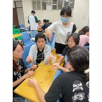 課堂上，各小組討論情形
當然也包含了課程老師與各組討論狀況